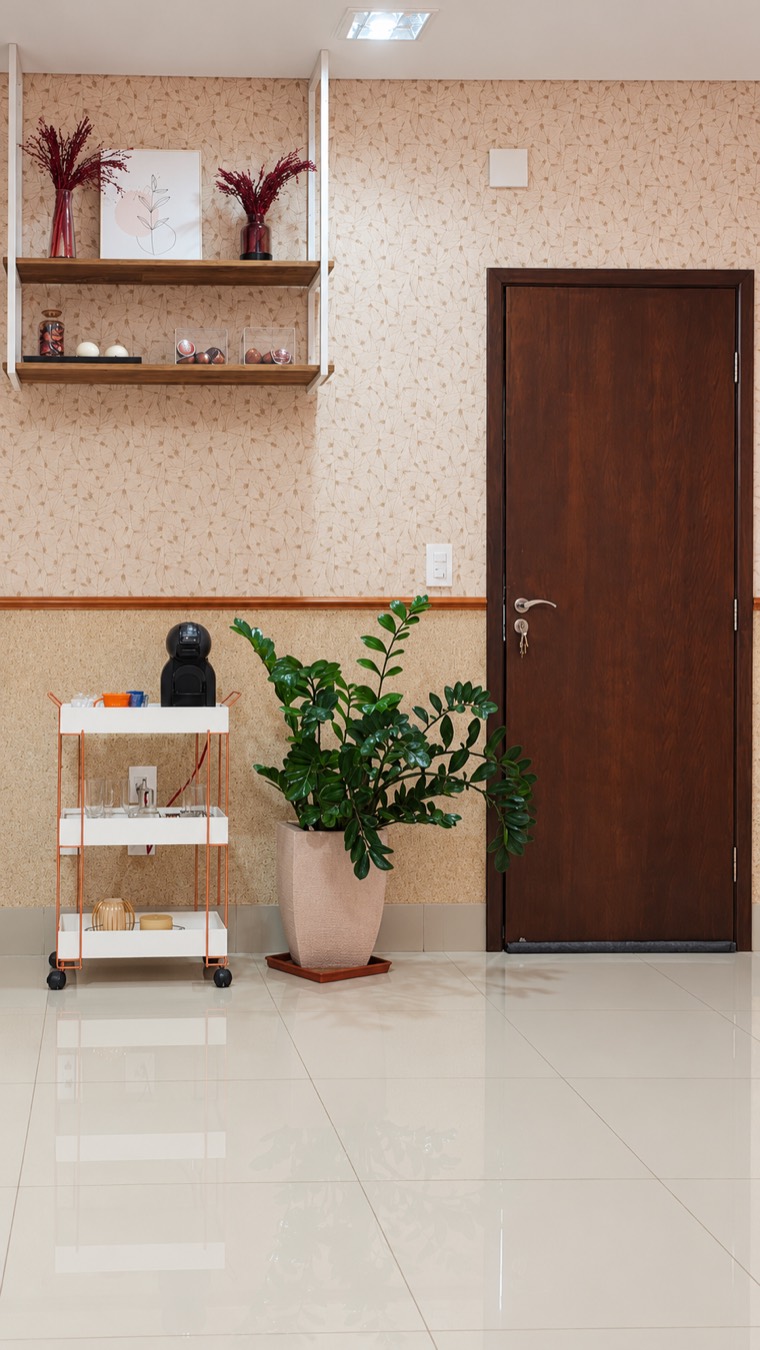 Entrada do consultório com cantinho do café e planta